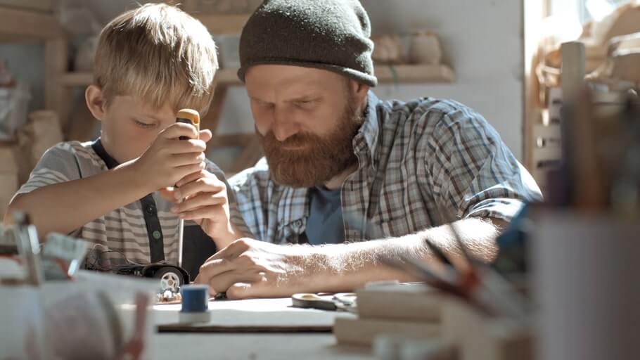 Un père et son fils travaillant ensemble dans un atelier.