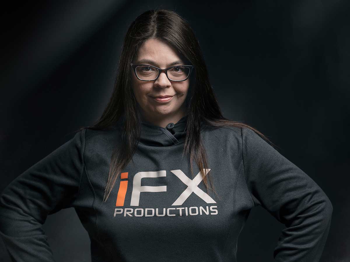 Une femme portant des lunettes et un sweat à capuche avec le mot ifx productions dessus.