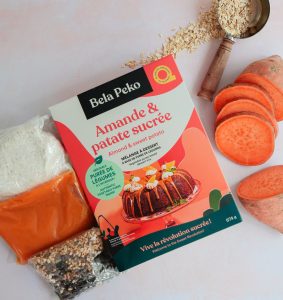 Ingrédients pour une recette de patate douce présentés à côté de l'emballage dans une vidéo bela peko.